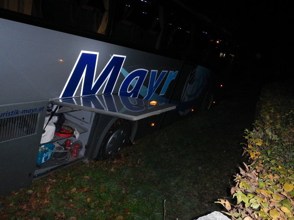 3 Dopravní nehoda autobusu, Rožmberk n. Vlt. - 26. 10. 2014 (1).JPG