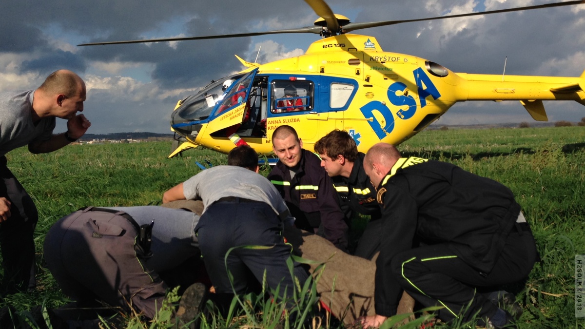 3 Nehoda osobního auta Milovice u Hořic pomoc HZS OLK  (11).JPG