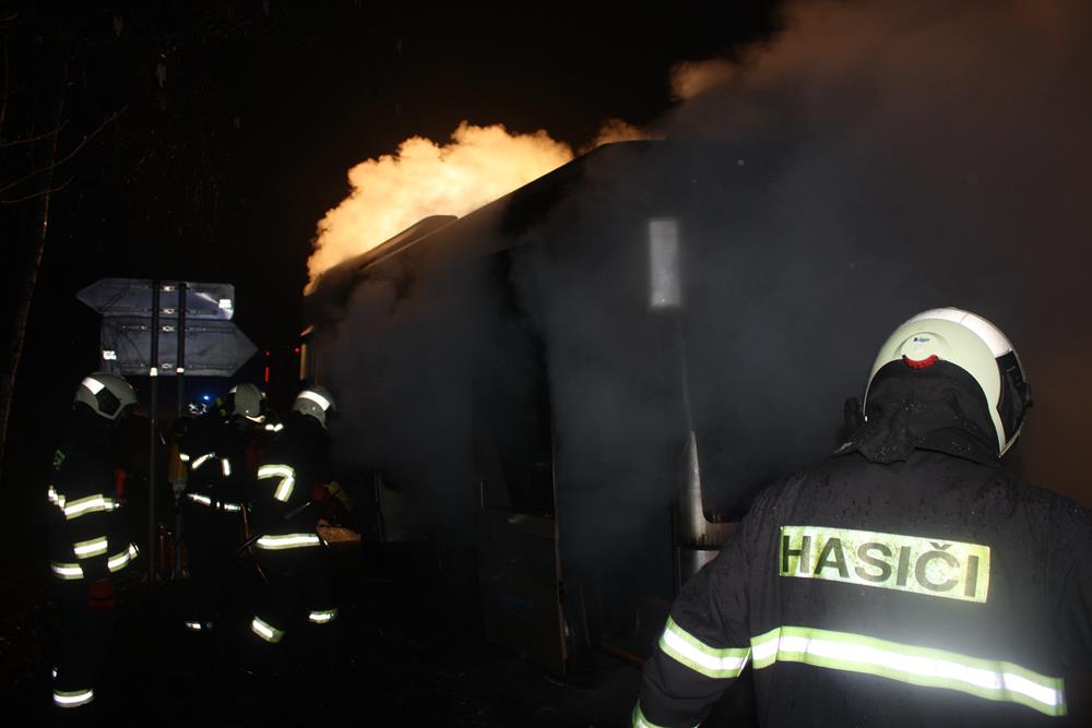 3 Požár autobusu, Lhotice - 26. 3. 2015 (1).JPG