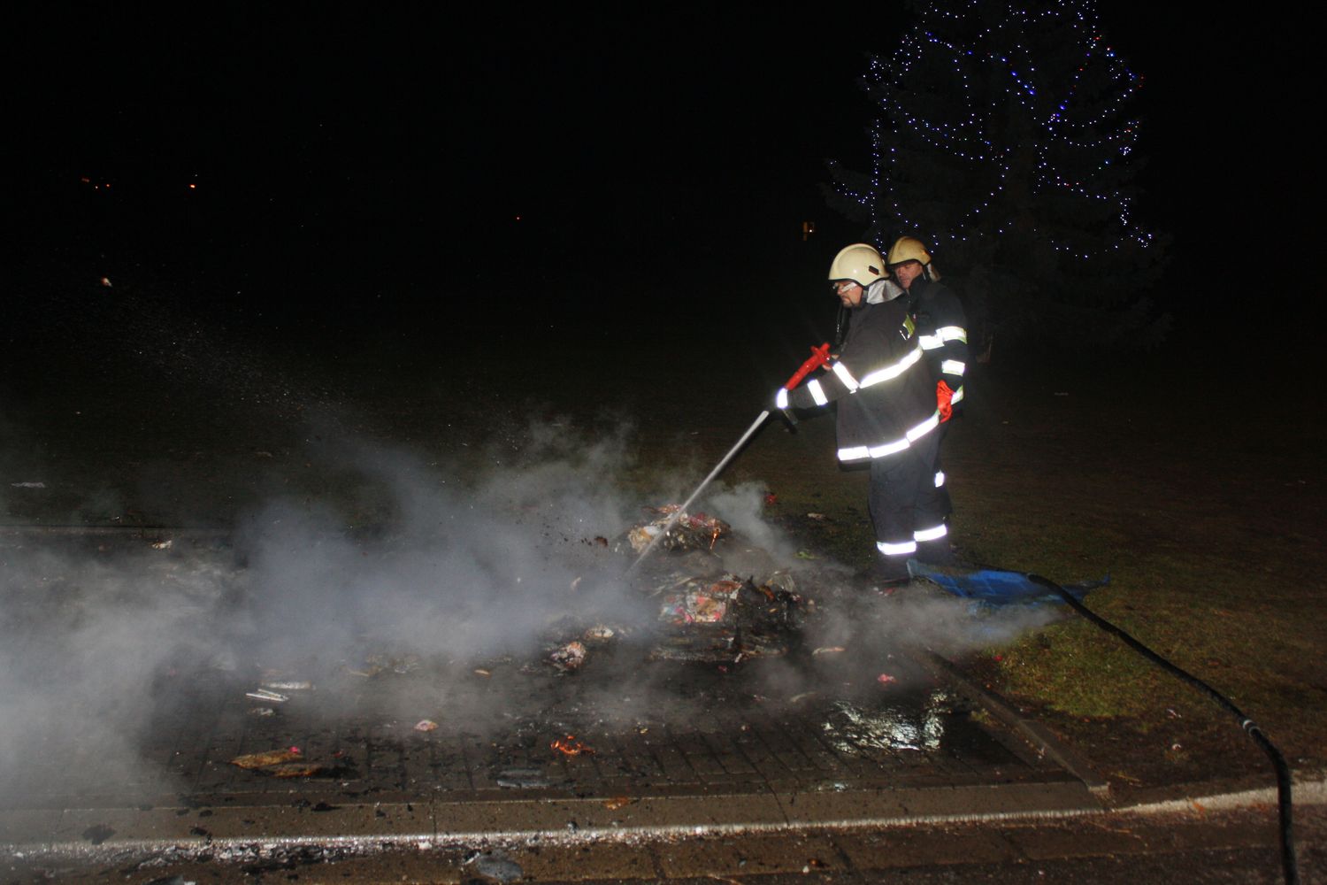 3 Požár kontejnerů, Rudolfov (2).jpg