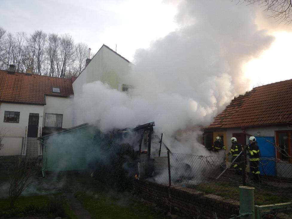 3 Požár kůlny, Týn nad Vltavou - 3. 4. 2016 (3).JPG