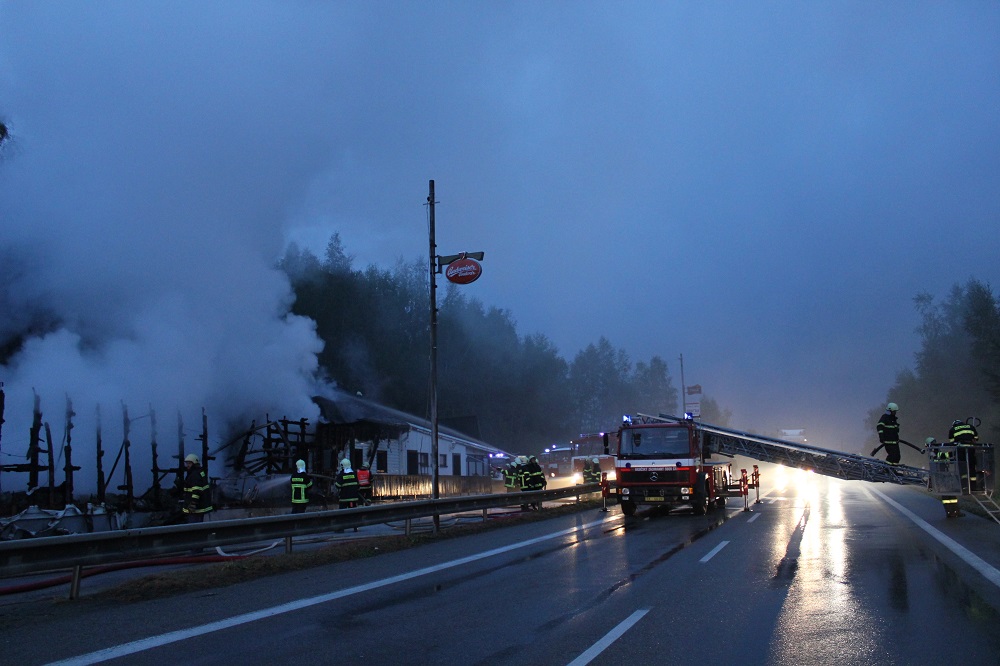 3 Požár motorestu, Dolní Dvořiště - 2. 9. 2014 (8).jpg