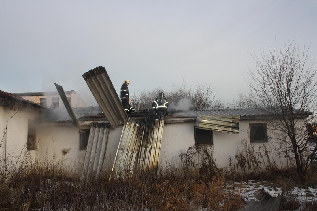 3 Požár prasečáku, Lišov - 26. 1. 2016 (3).JPG