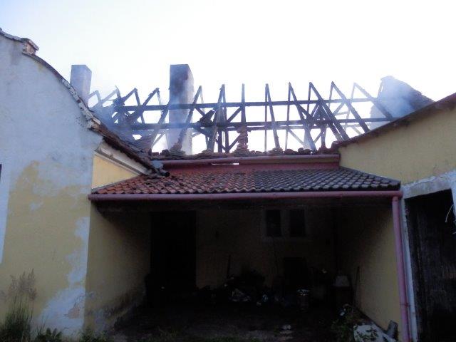 3 Požár rodinného domu, Dešná - 2. 7. 2015 (1).jpg