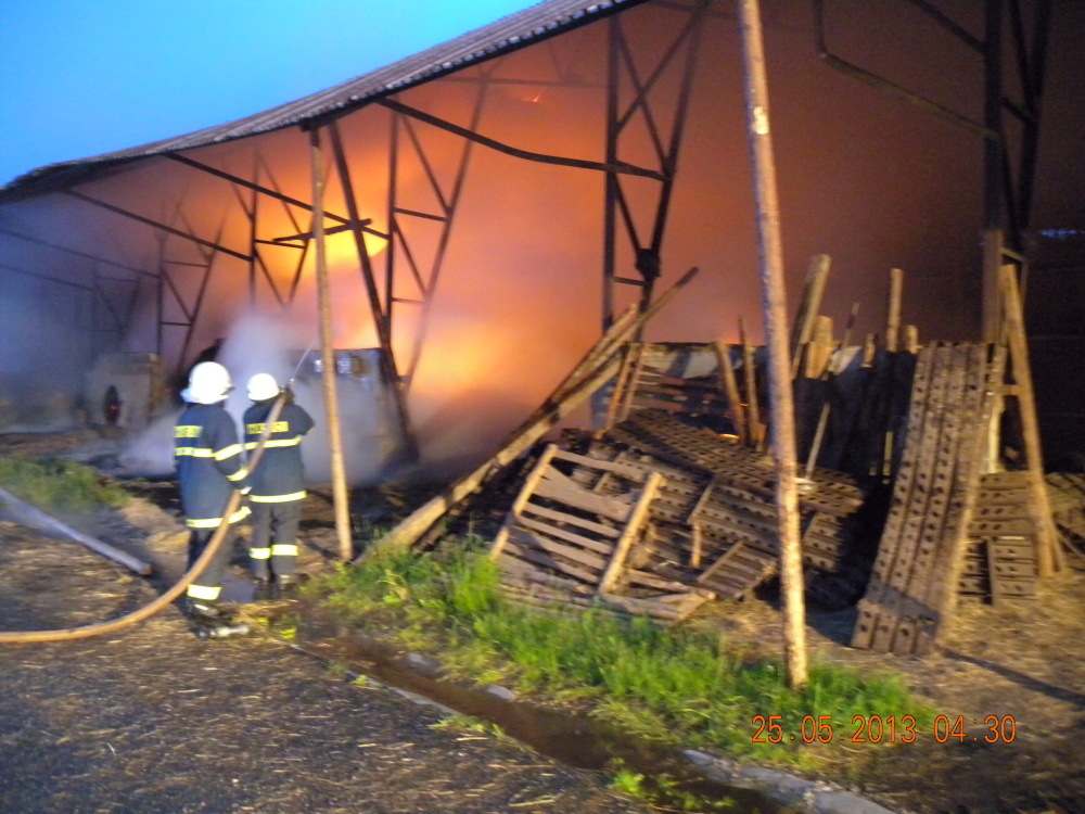 3 Požár skladu, Řípec - 25. 5. 2013 (1).JPG