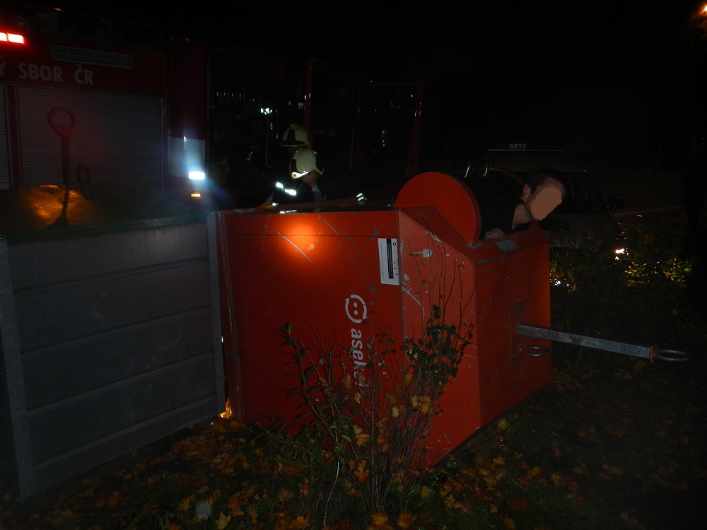 3 Vyproštění osoby z kontejneru, České Budějovice - 5. 10. 2014 (1).JPG