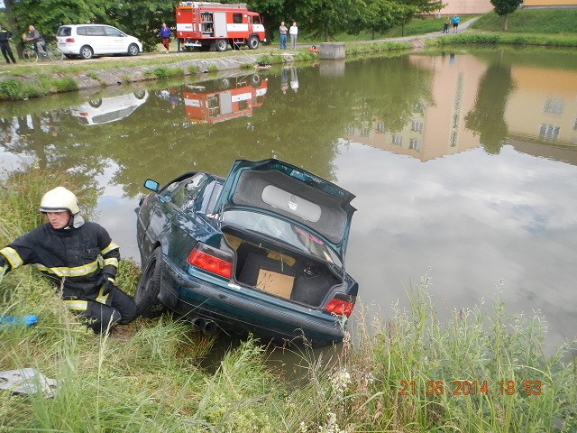 3 Vytažení OA z vody, Trhové Sviny - 21. 6. 2014 (3).JPG