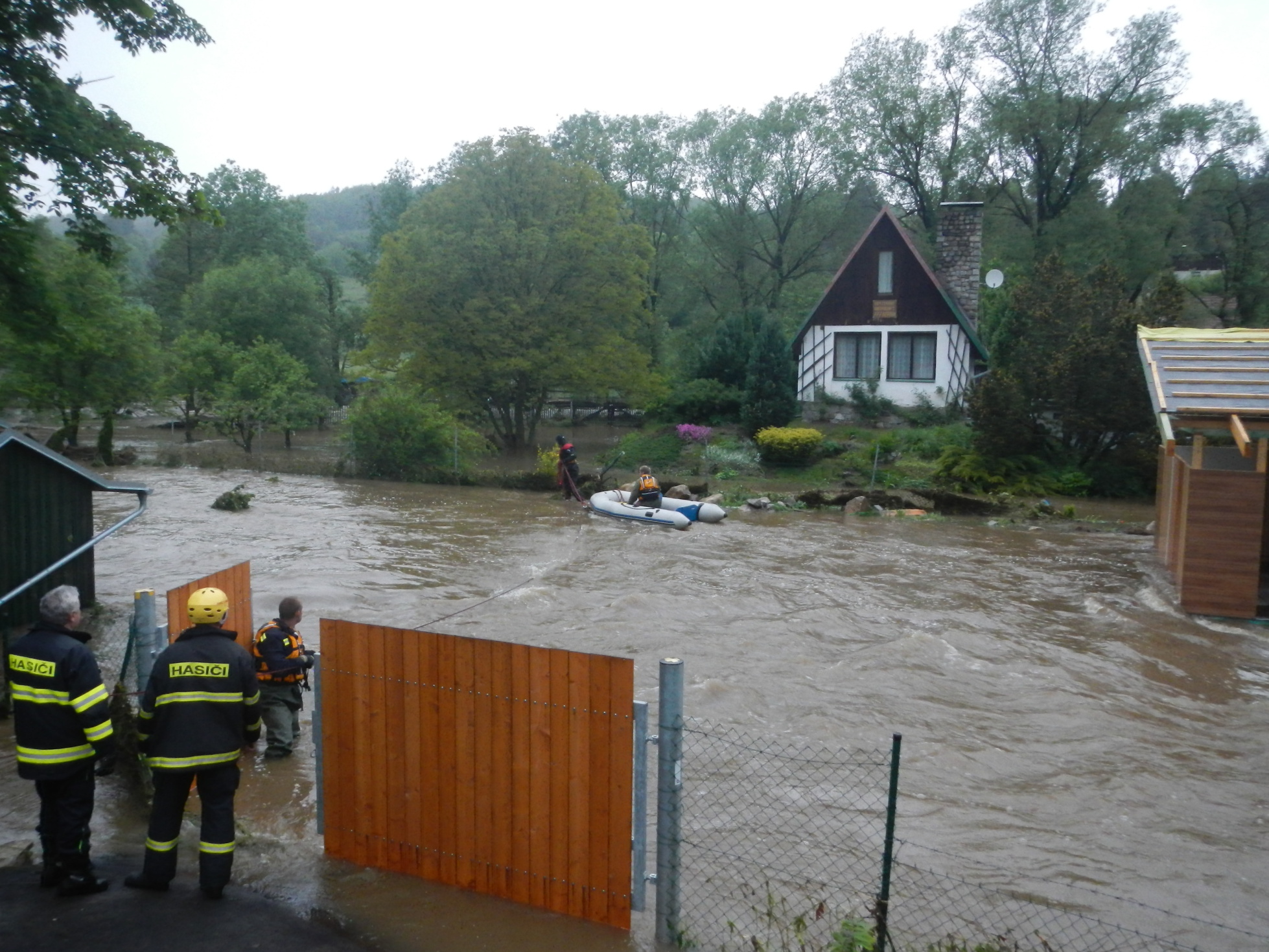 3 Záchrana osoby z chatky, Český Krumlov - 2. 6. 2013 (3).JPG