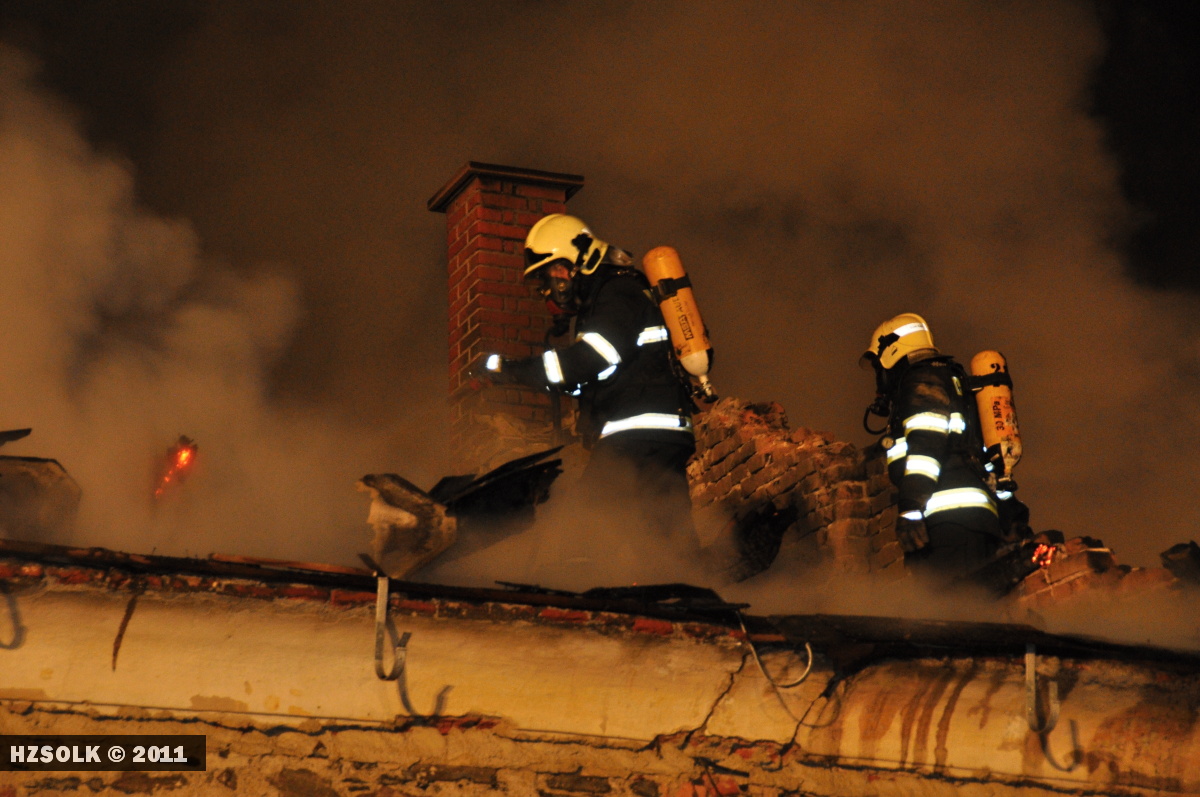 30 22.10.2011 Požár autoservisu a stolárny Ruda nad Moravou - Bohdíkov17.JPG
