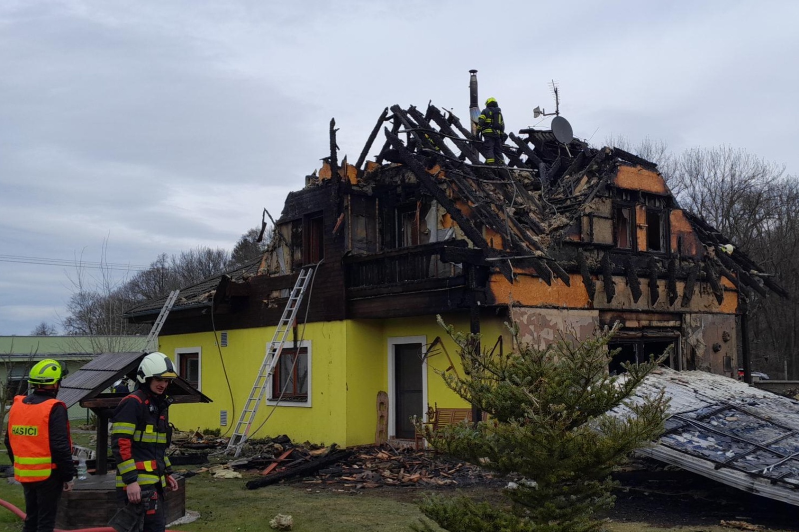 300325-Požár pergoly přenesený na střechu rodinného domu v Lochovicích na Berounsku.jpeg