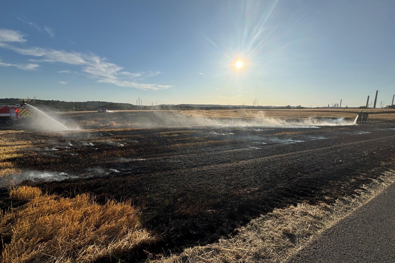 300625-Požár pole při sklizni obilí v katastru obce Chvatěruby na Mělnicku.jpg