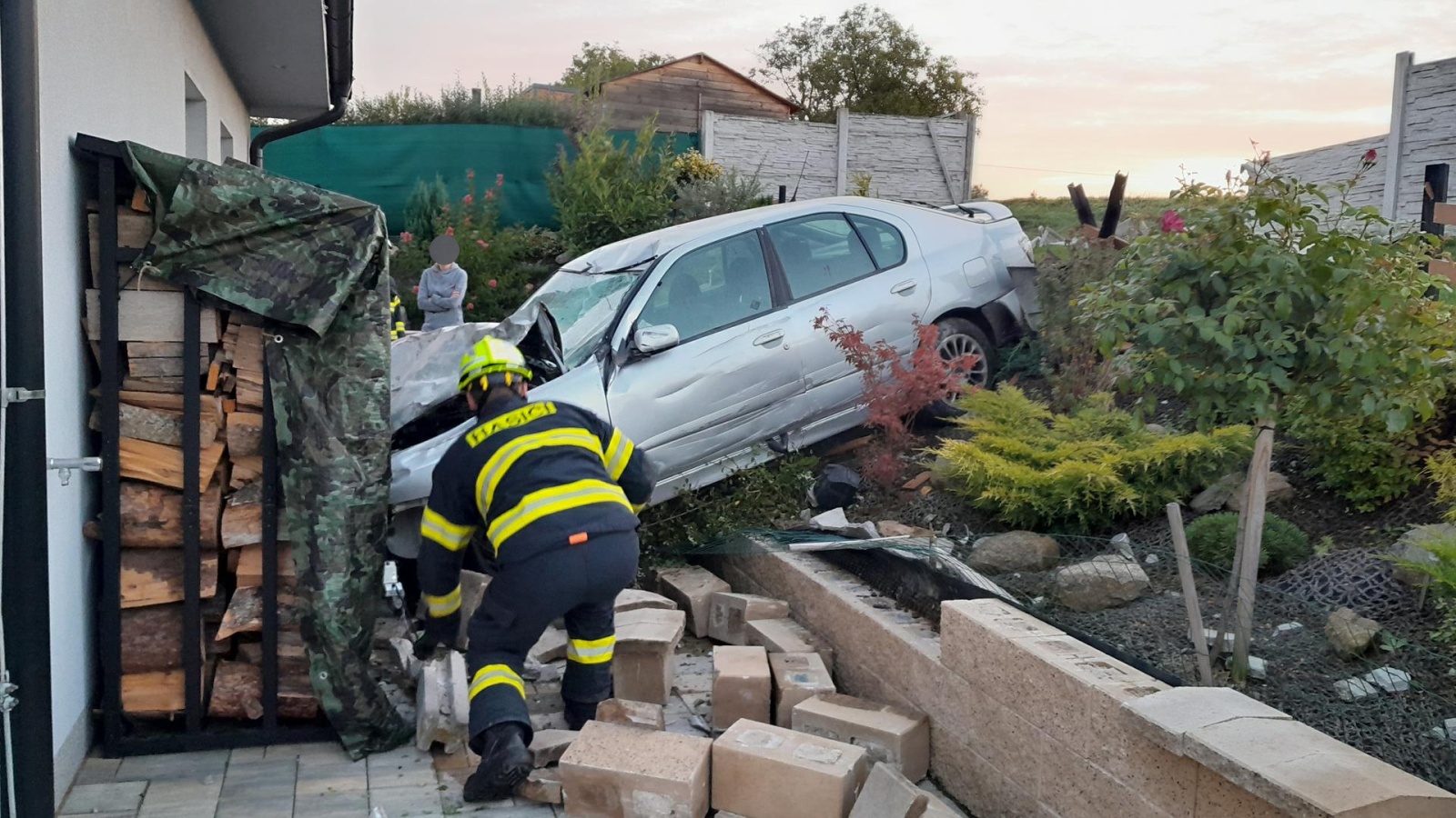 300924-Havárie osobního automobilu na vjezdu do Struhařova ve směru od Divišova na Benešovsku.jpg