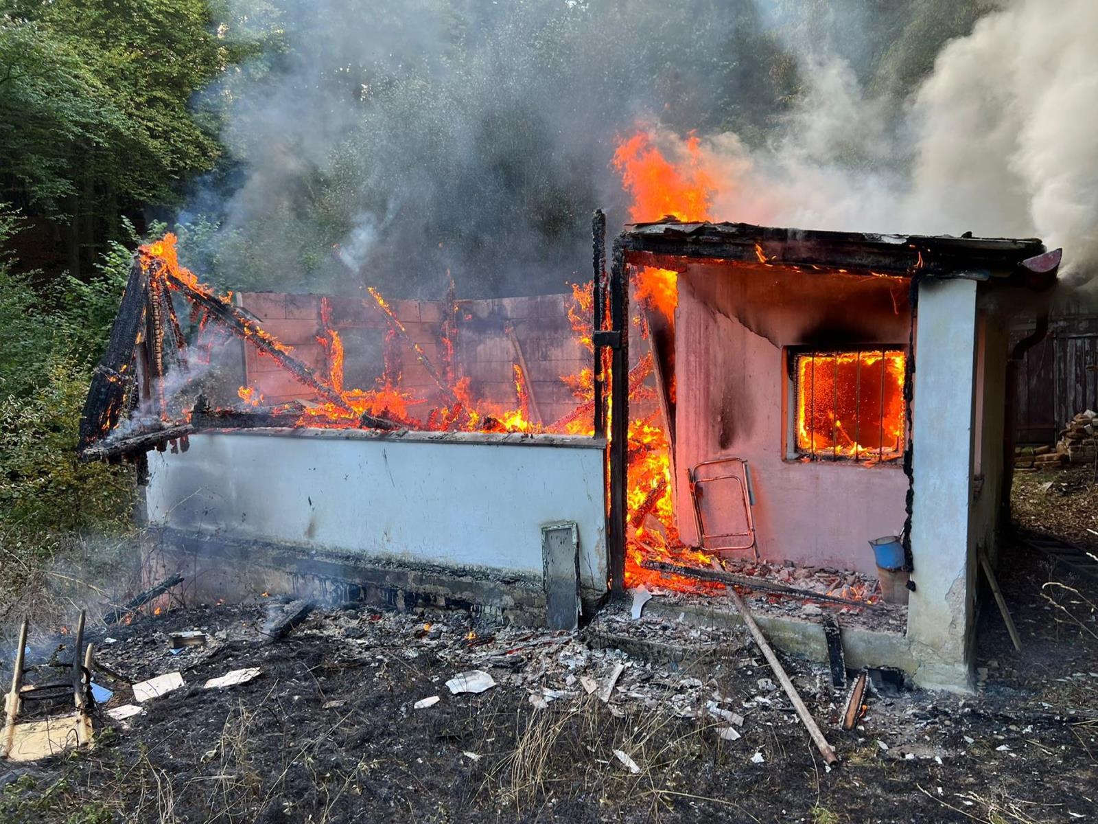 300925-Požár chaty v rekreační oblasti jižně od Jílového u Prahy.jpg