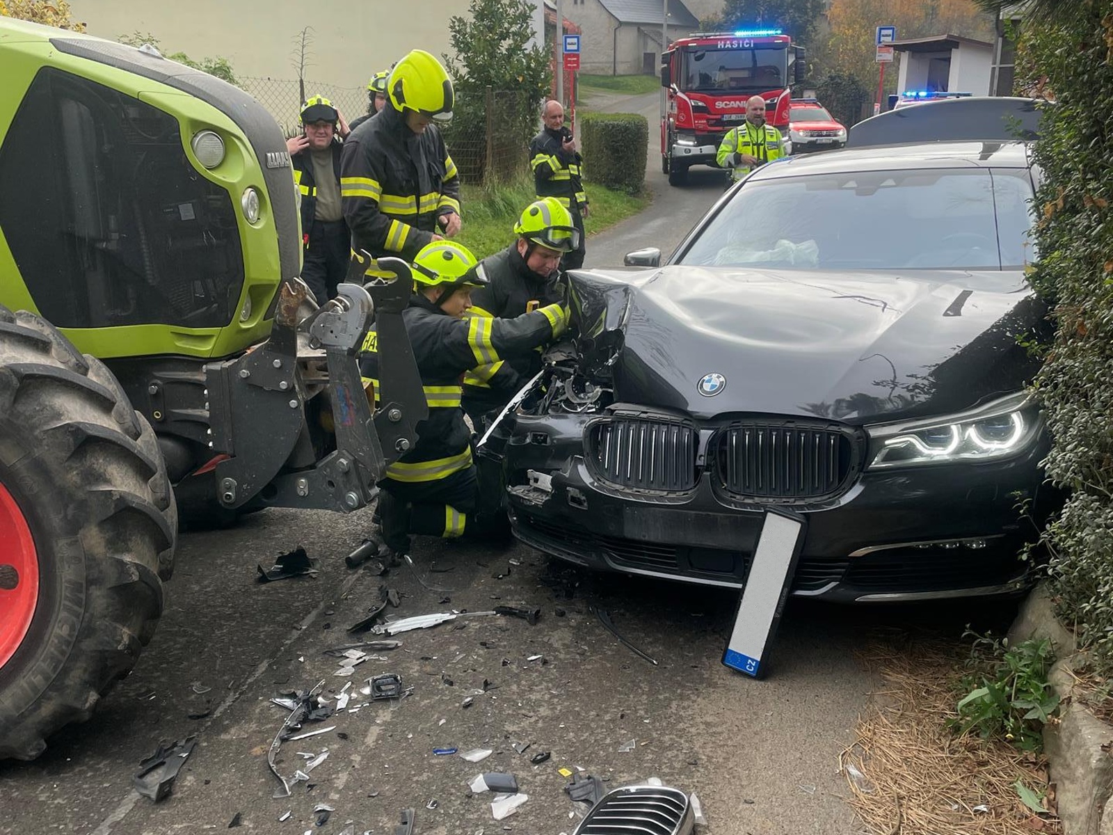 301024-Střet osobního automobilu s traktorem na průjezdu obcí Chodeč na Mělnicku.jpg
