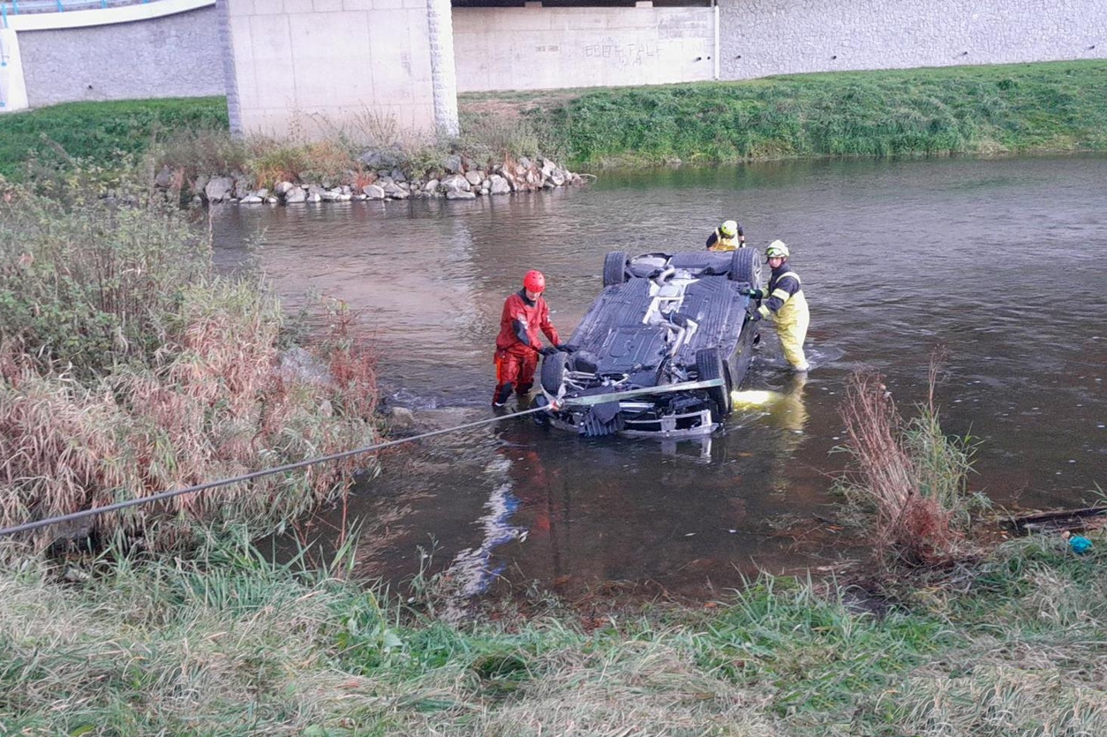 301025-Vyprošťování automobilu spadlého v Kácově na Kutnohorsku z mostu do Sázavy.jpg