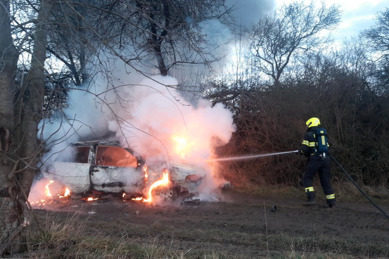 310125-Požár osobního auta odstaveného na polní cestě u obce Horoušany v okrese Praha-východ.jpg