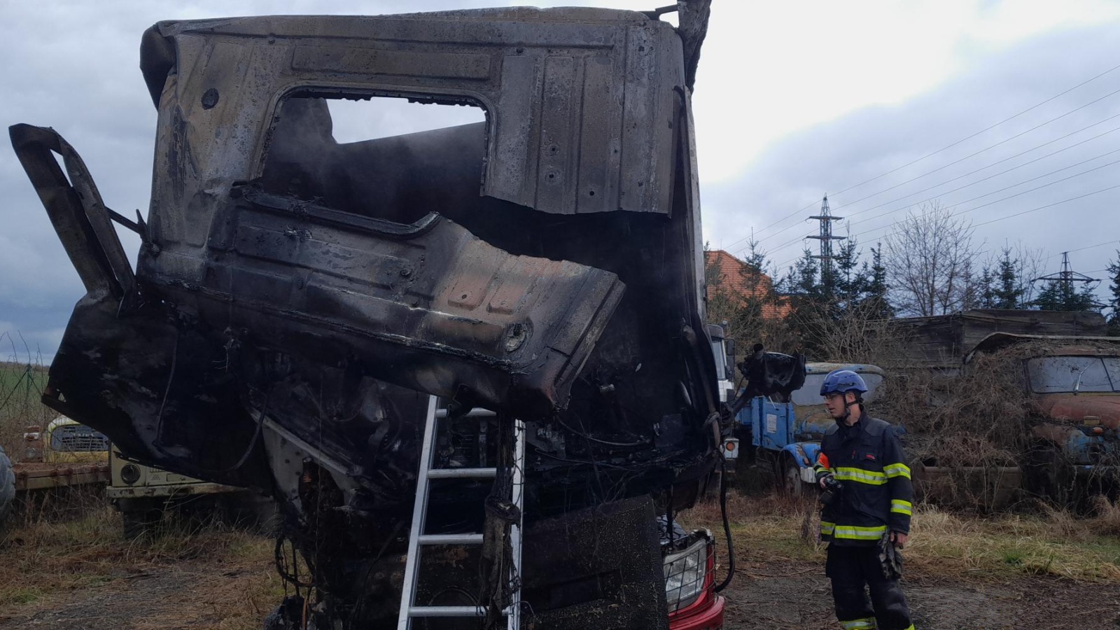 310325-Požár odstaveného havarovaného nákladního vozidla v berounské části Jarov.jpg