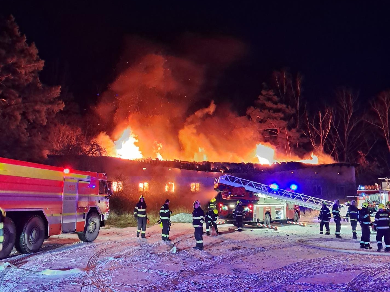 311225-Požár jednoho z objektů v rekreačním areálu Nová Rabyně u Slapské přehrady.jpg