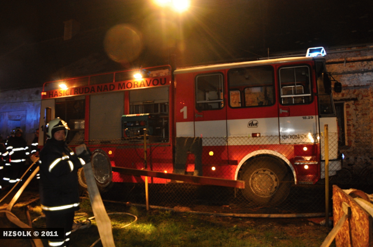 32 22.10.2011 Požár autoservisu a stolárny Ruda nad Moravou - Bohdíkov19.JPG