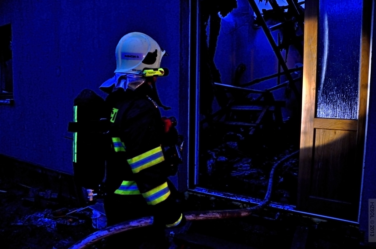 32 7-3-2013 Požár RD Olomouc Slavonín press foto (32).JPG