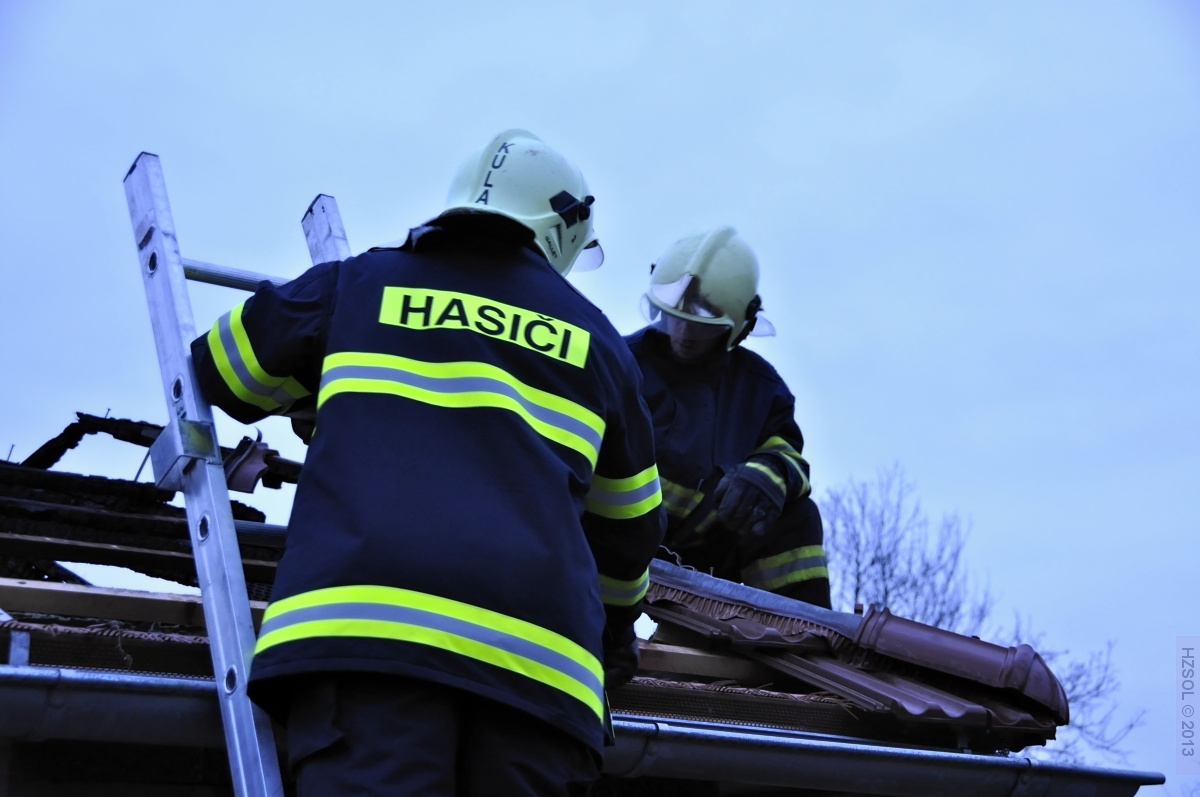 33 7-3-2013 Požár RD Olomouc Slavonín press foto (33).JPG