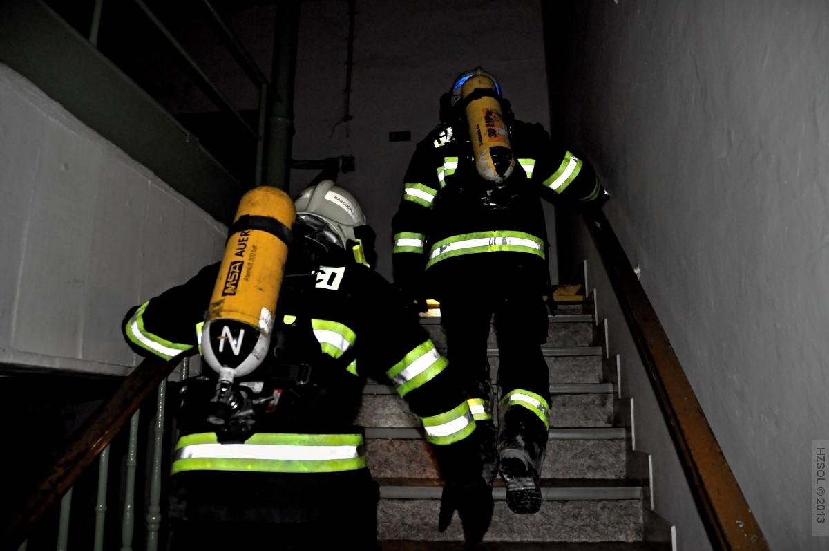 37 4-3-2013 Požár střechy průmyslového objektu Šumperk - Žerotínská ul (37).JPG