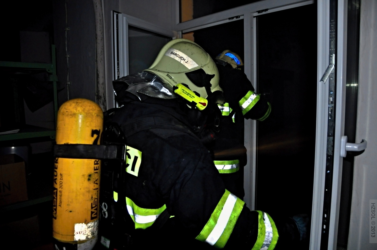 38 4-3-2013 Požár střechy průmyslového objektu Šumperk - Žerotínská ul (38).JPG