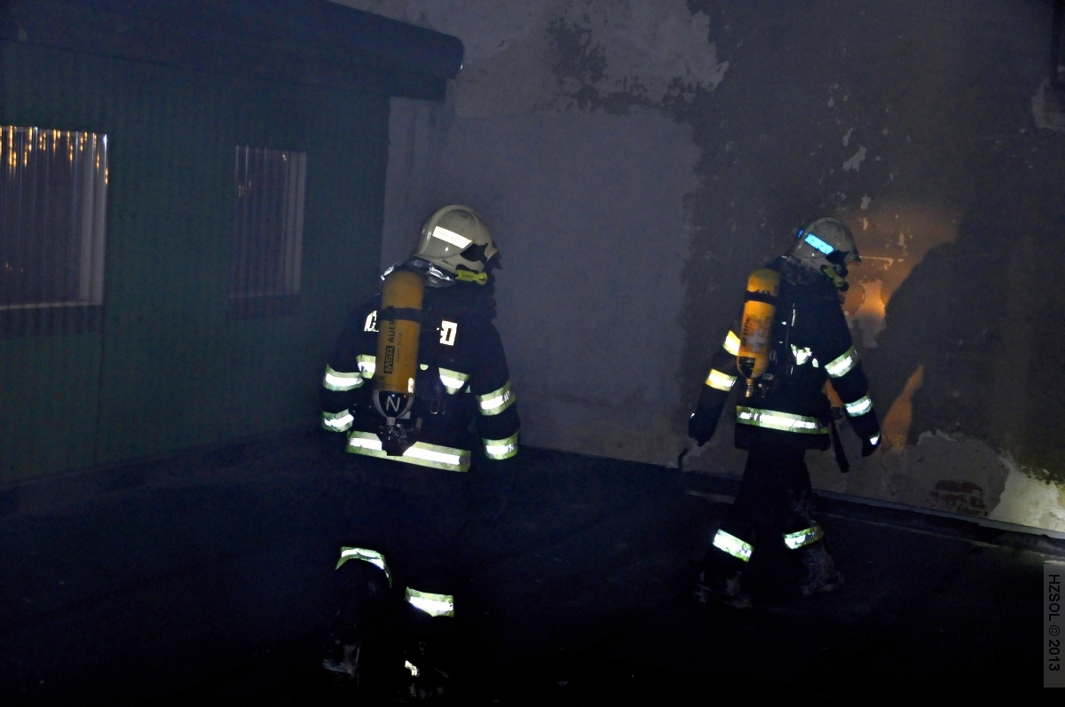 39 4-3-2013 Požár střechy průmyslového objektu Šumperk - Žerotínská ul (39).JPG