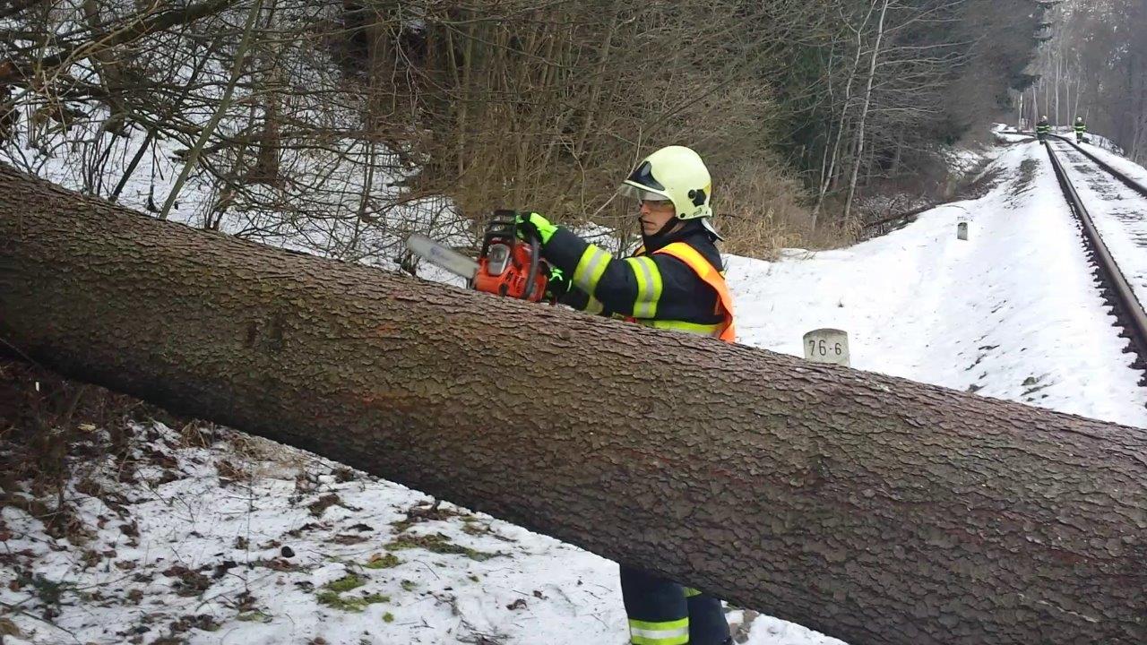4 11-1-2015 Vítr - odstraňování spadených stromů (4).jpg