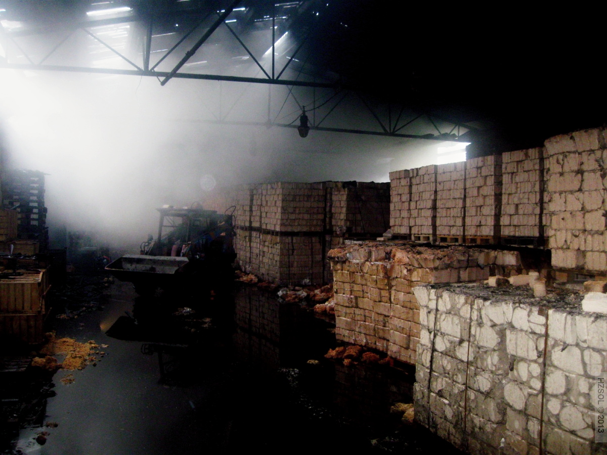 4 22-6-2013 Požár budovy - peletky Loučka (4).JPG