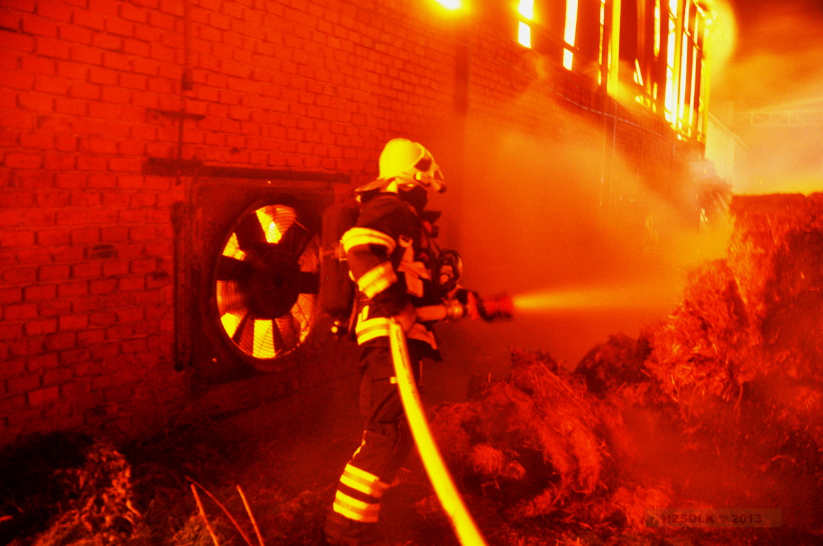4 5-11-2013 POŽÁR HALY BRODEK U PROSTĚJOVA - SKLAD SLÁMY (12).JPG