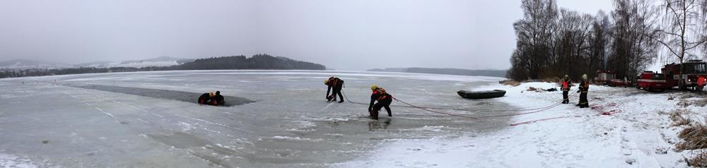 4 Auto pod ledem, Bližší Lhota - 24. 2. 2015 (4).jpg