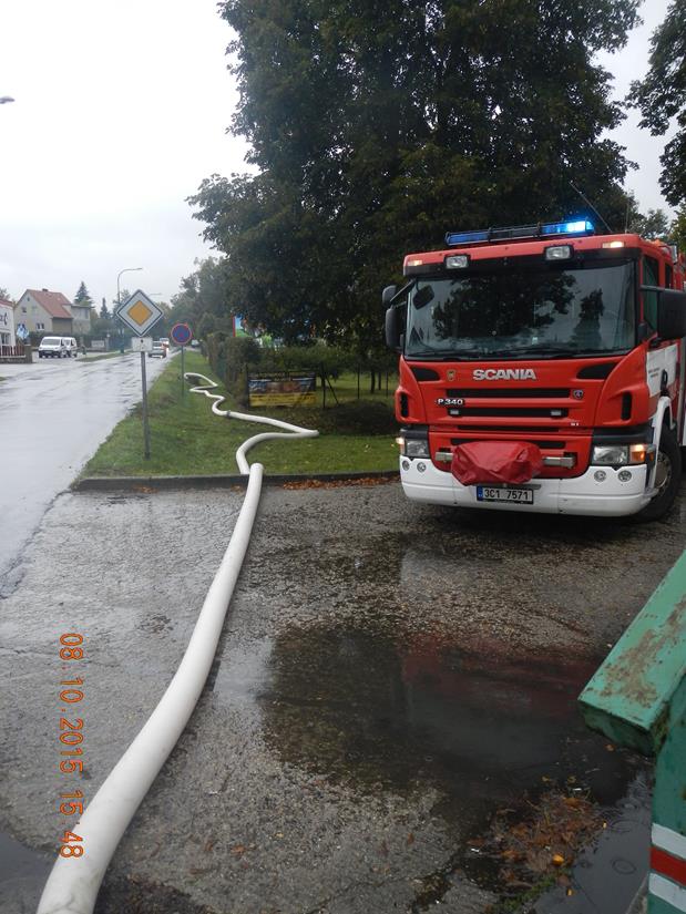 4 Čerpání velkokapacitním čerpadlem, Sezimovo Ústí - 8. 10. 2015 (5).jpg