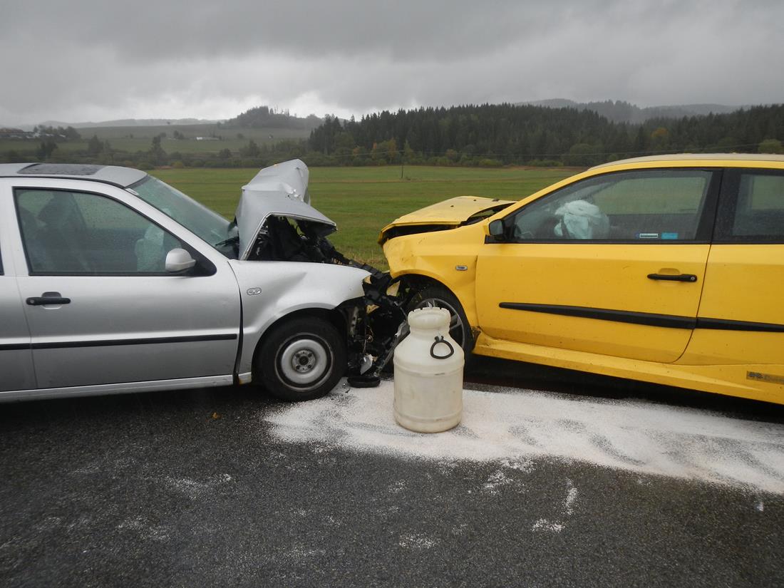 4 Dopravní nehoda 2 OA, Černá v Pošumaví - 7. 10. 2015 (2).JPG