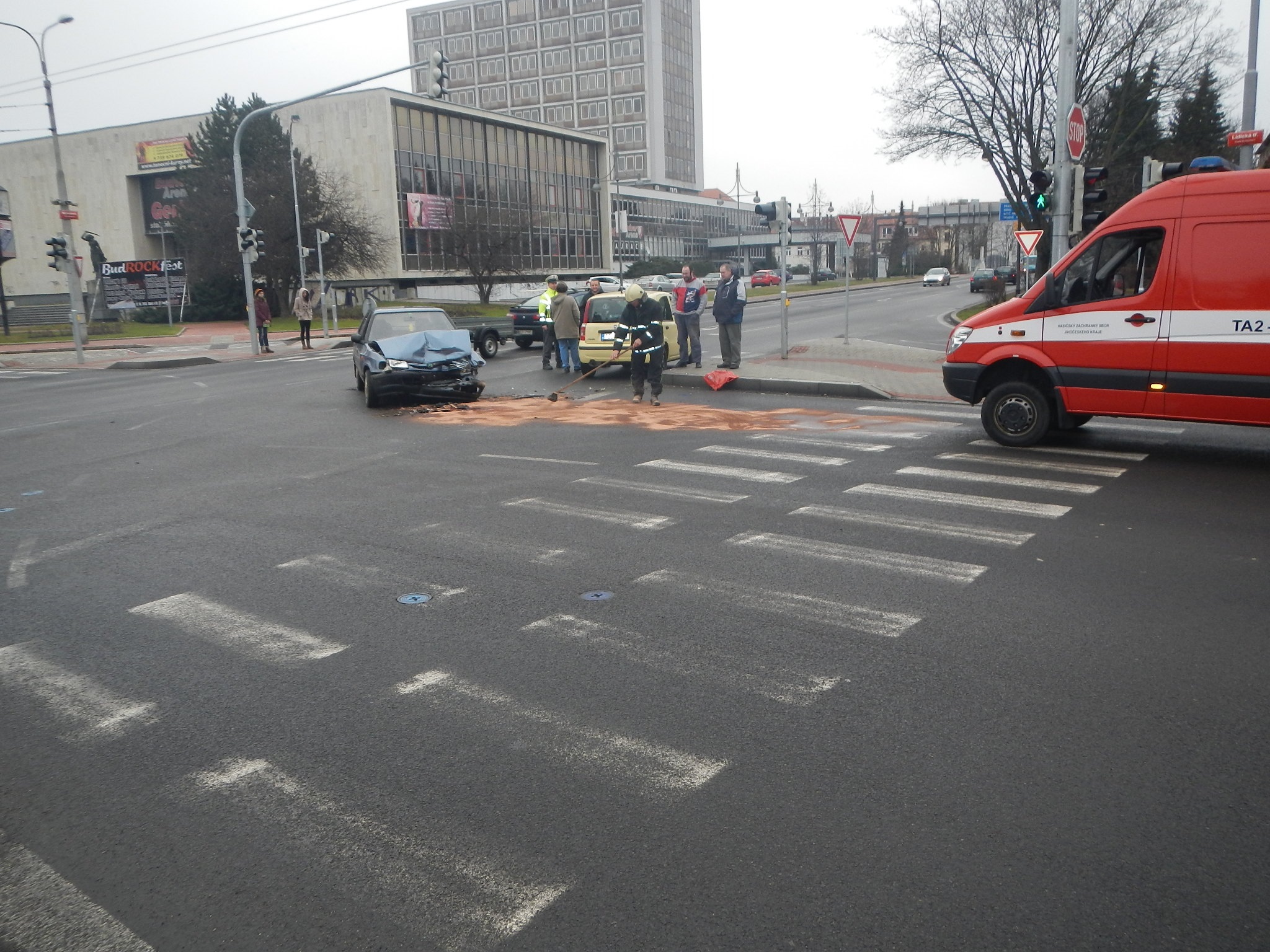 4 Dopravní nehoda 2 OA, České Budějovice - 18. 1. 2014 (2).jpg
