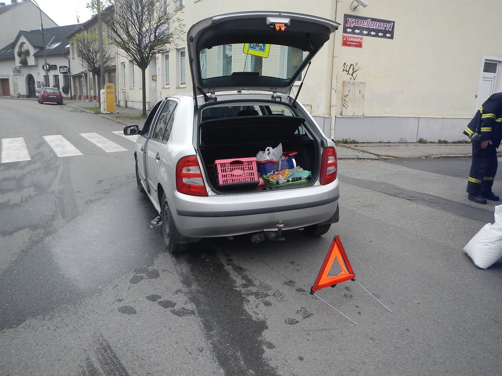 4 Dopravní nehoda 2 OA, Dobrovodská ul, ČB - 27. 11. 2014 (2).jpg
