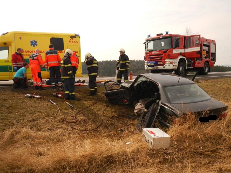 4 Dopravní nehoda 2 OA, Hodušín - 11. 4. 2015 (4).JPG