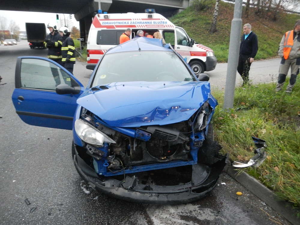 4 Dopravní nehoda 3 OA a bus, České Budějovice - 10. 11. 2014 (7).JPG