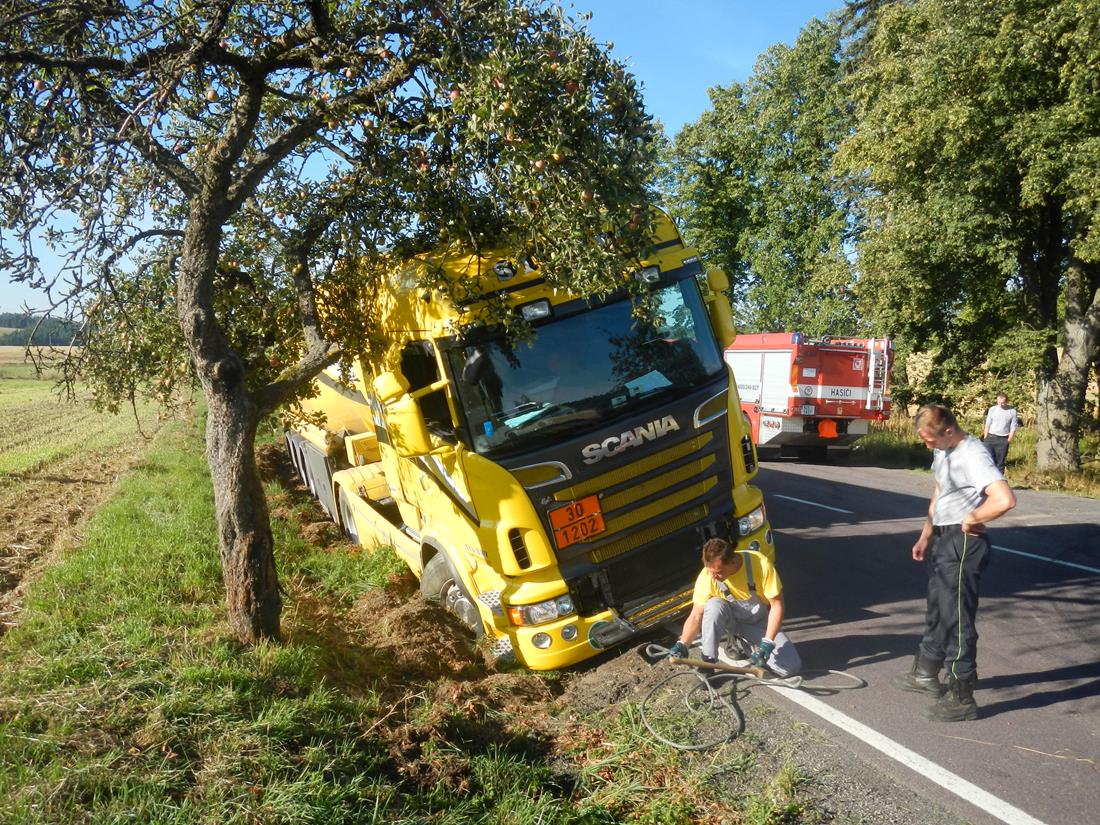 4 Dopravní nehoda NA, Pěč - 27. 8. 2015 (1).JPG