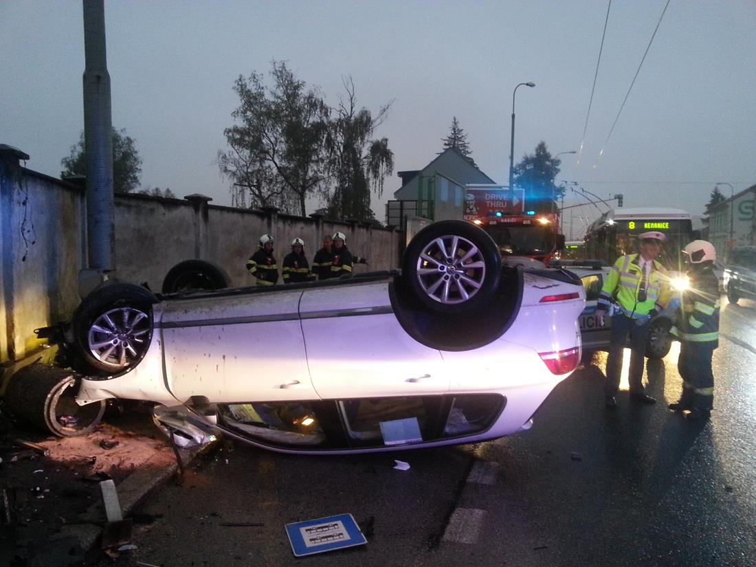 4 Dopravní nehoda OA, České Budějovice - 15. 10. 2015 (4).jpg