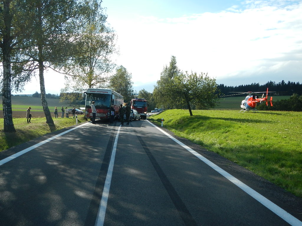 4 Dopravní nehoda OA a bus, Strmilov - 20. 9. 2015 (5).jpg