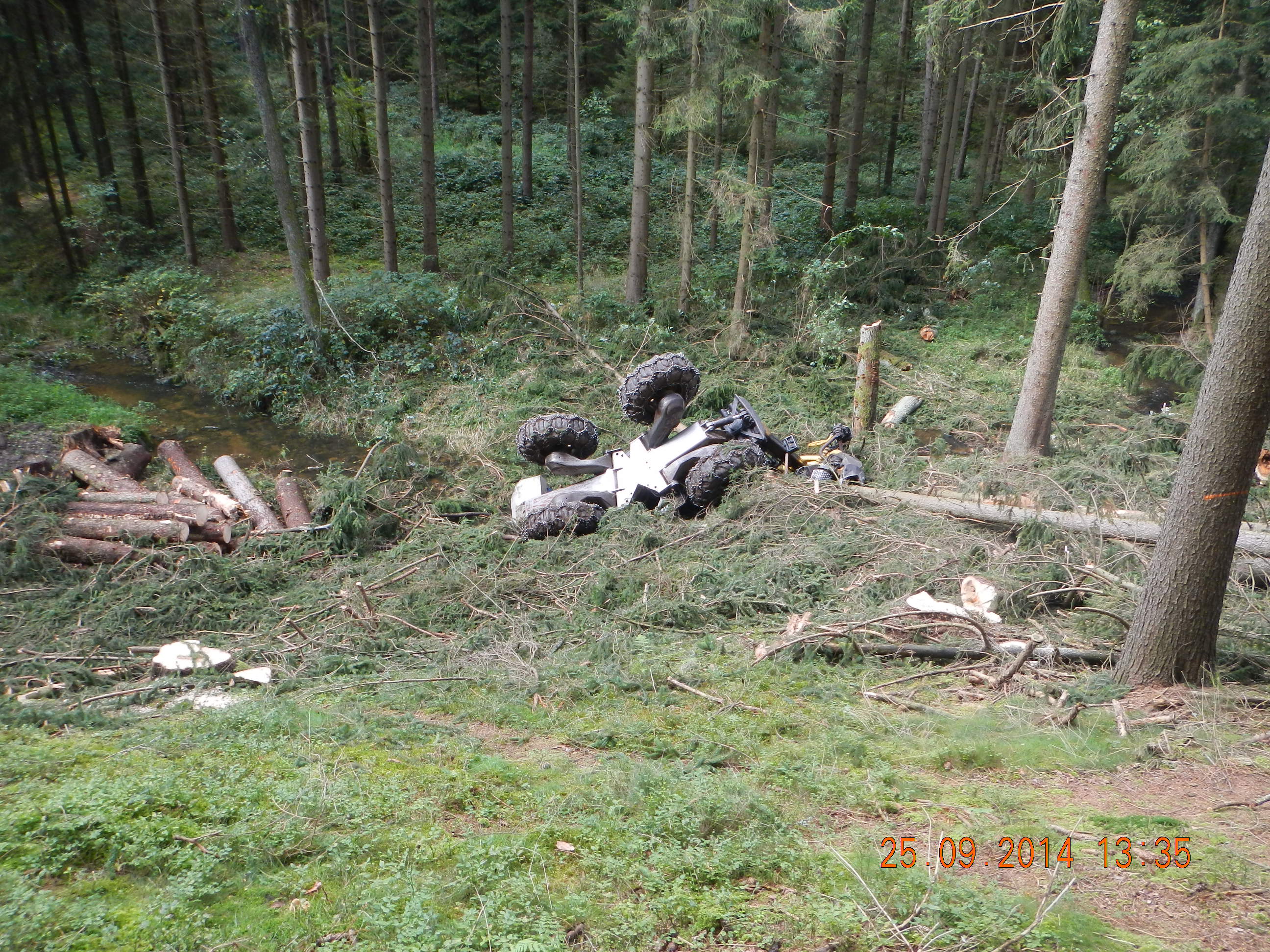 4 Dopravní nehoda harvestoru, Hrádek - 25. 9. 2014 (1).JPG