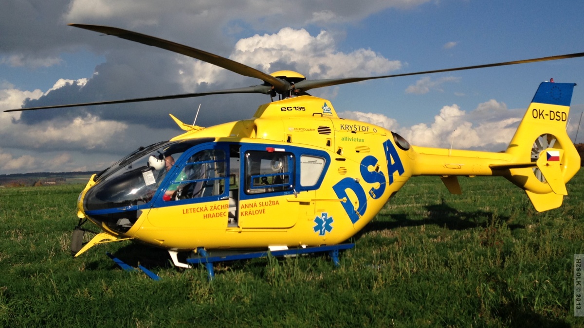 4 Nehoda osobního auta Milovice u Hořic pomoc HZS OLK  (12).JPG