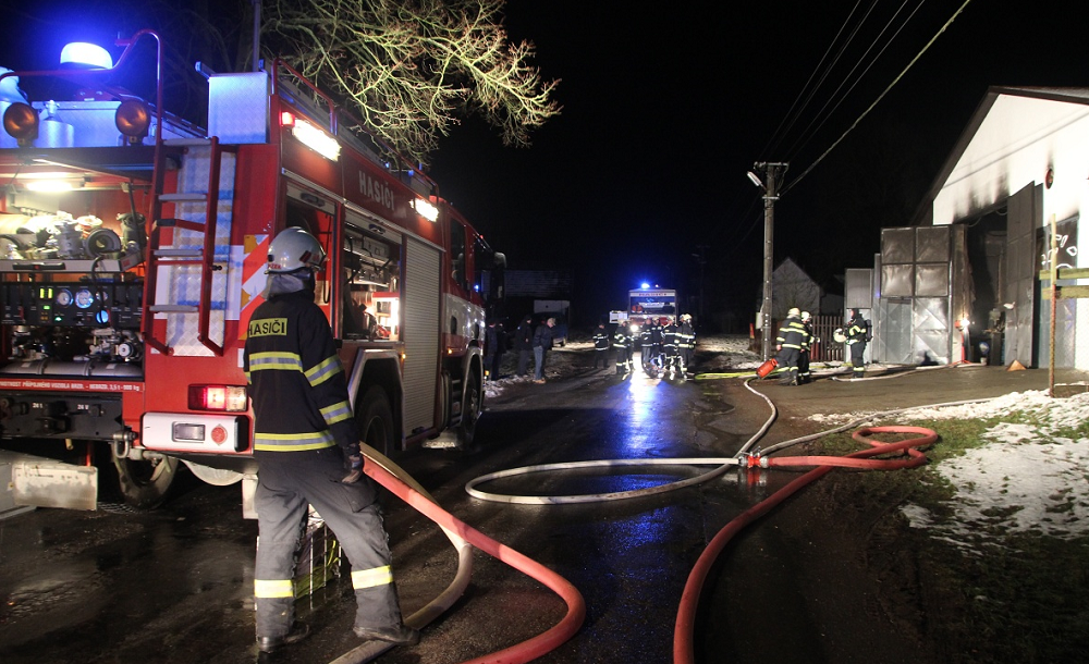 4 Požár autodílny, Nová Ves u Chýnova - 9. 1. 2015 (1).png