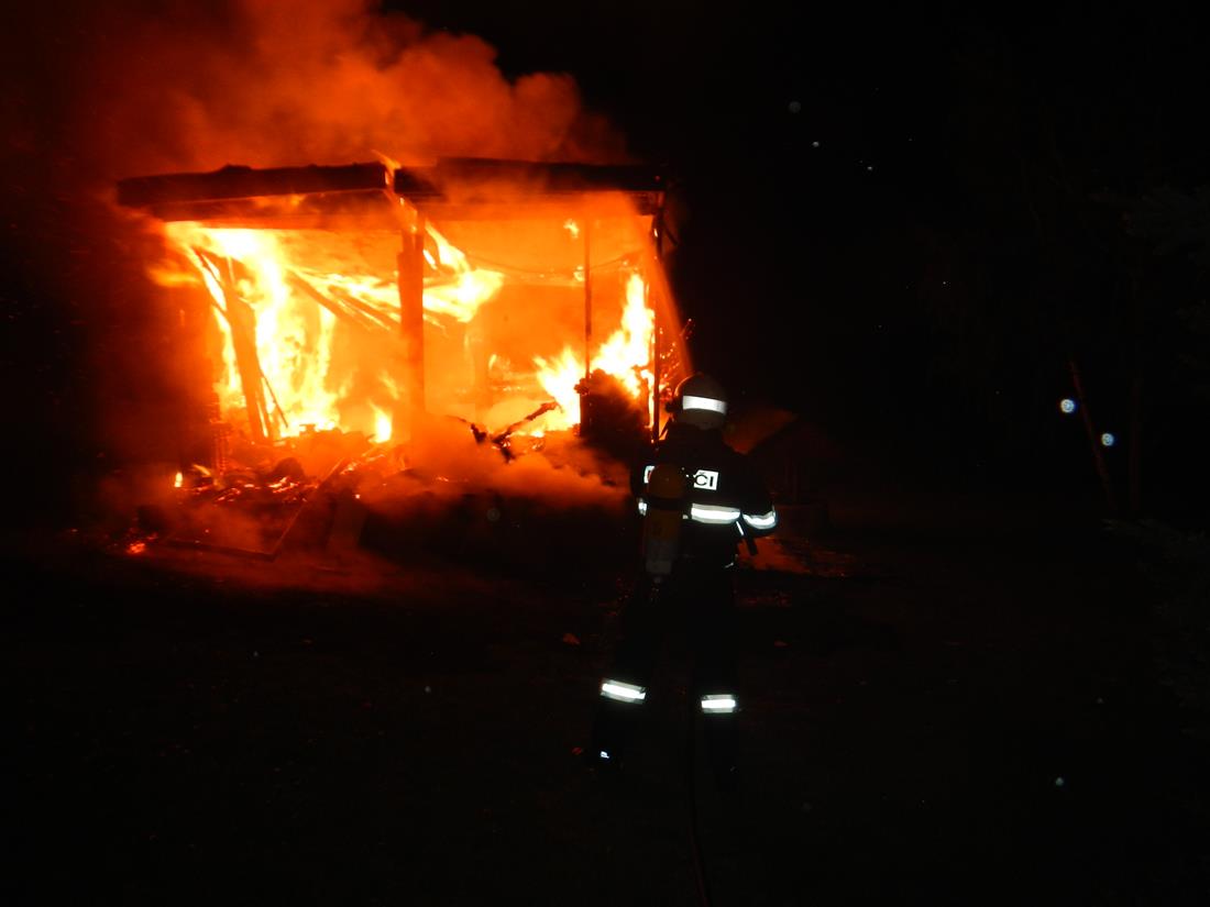 4 Požár karavanu, Hůry - 13. 5. 2015 (4).JPG