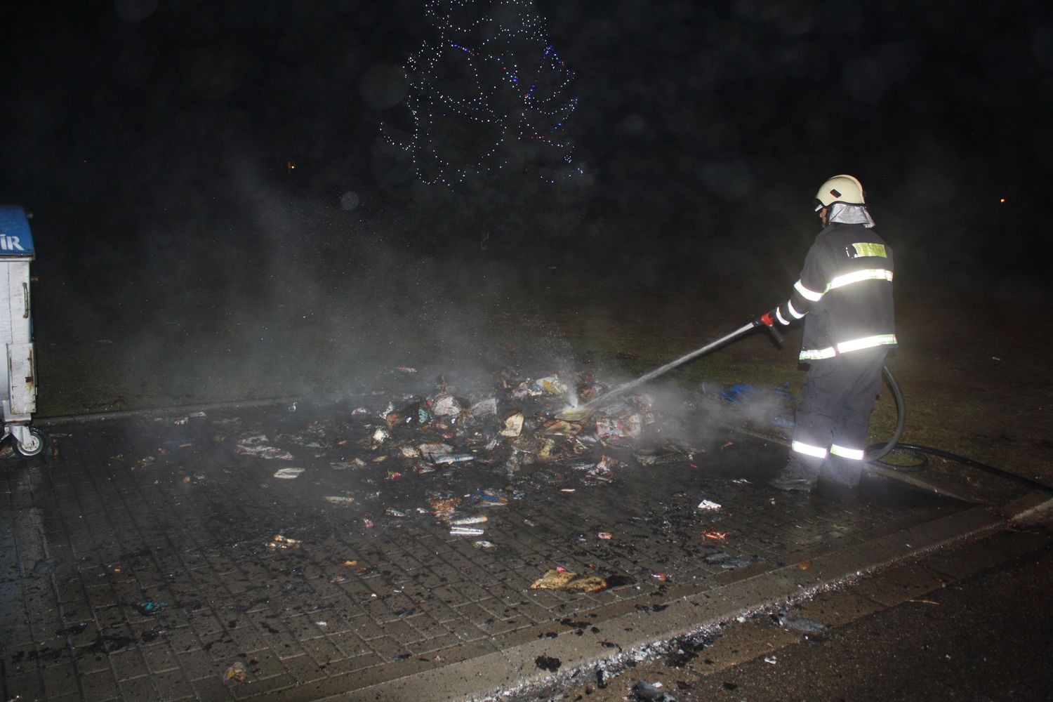 4 Požár kontejnerů, Rudolfov (3).jpg