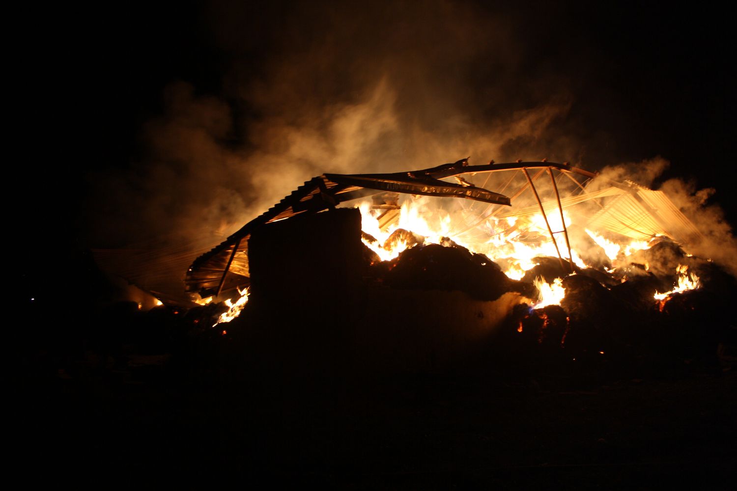 4 Požár skladu slámy, Čejkovice - 2. 12. 2013 (5).JPG