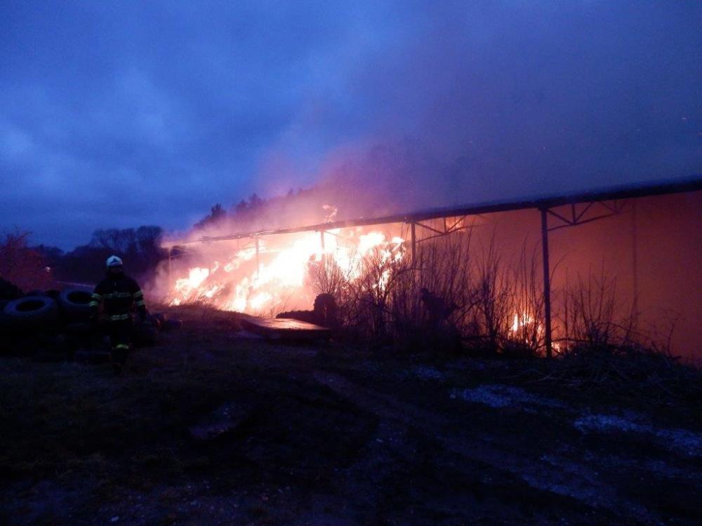 4 Požár skladu slámy, Jindřichův Hradec - 13. 12. 2015 (1).jpg