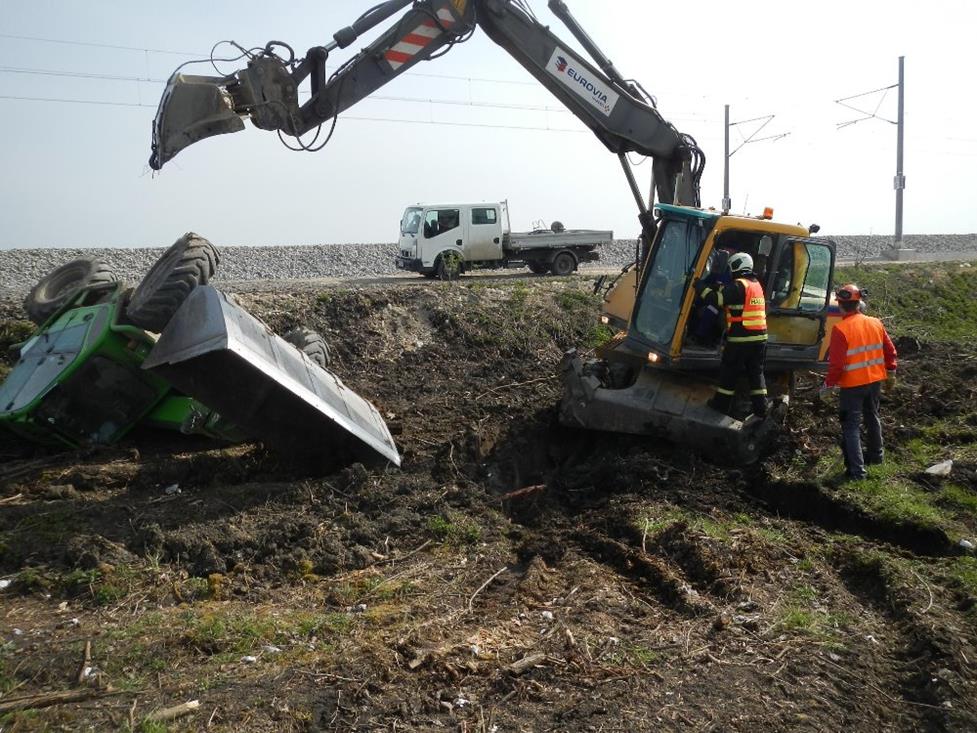 4 Převrácený nakladač, Bošilec - 22. 4. 2016 (4).JPG