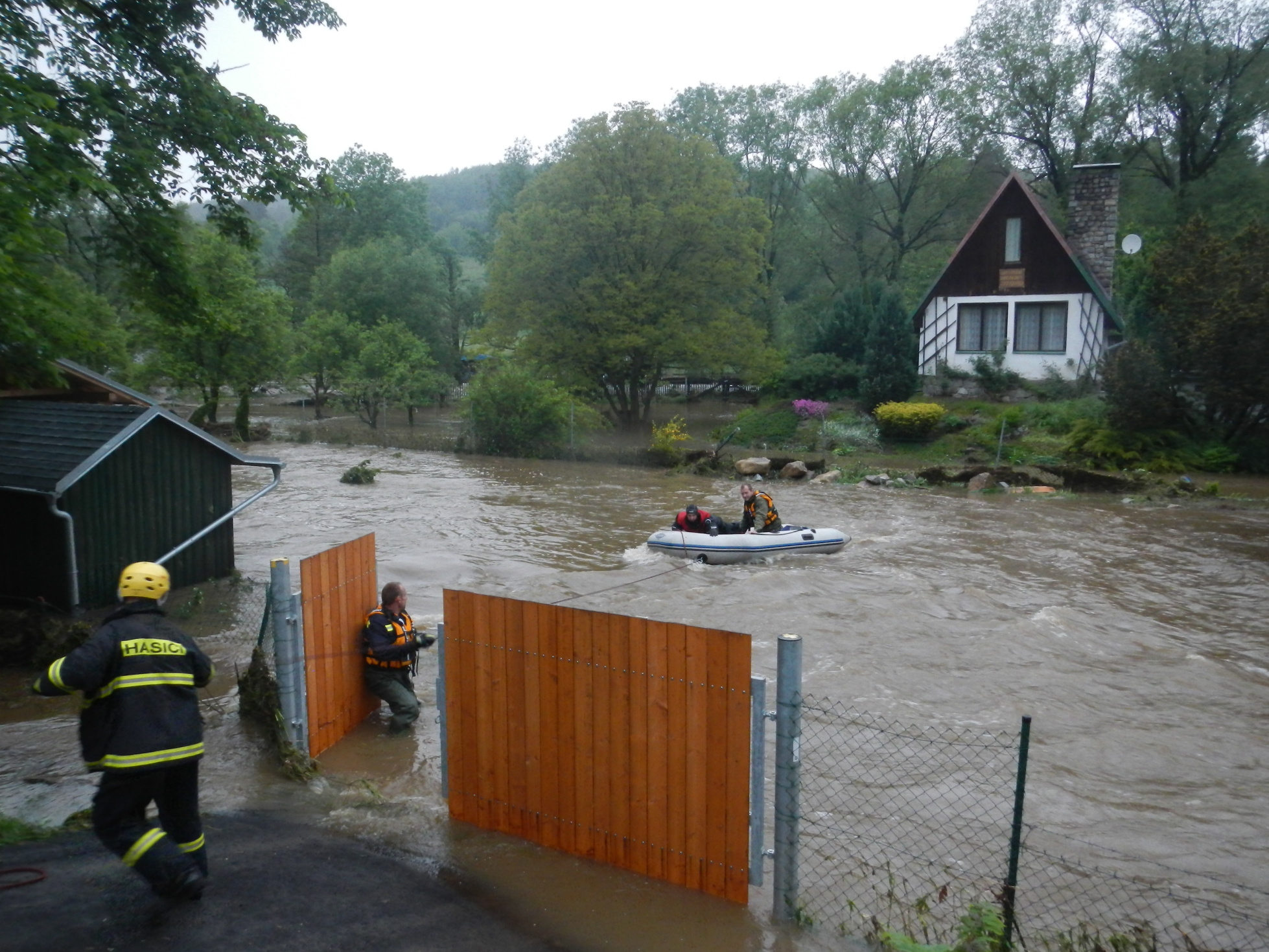 4 Záchrana osoby z chatky, Český Krumlov - 2. 6. 2013 (4).JPG